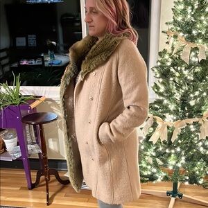 Women's tan dress coat overcoat. Fur trimmed. SZ. 2 Anthropologie.